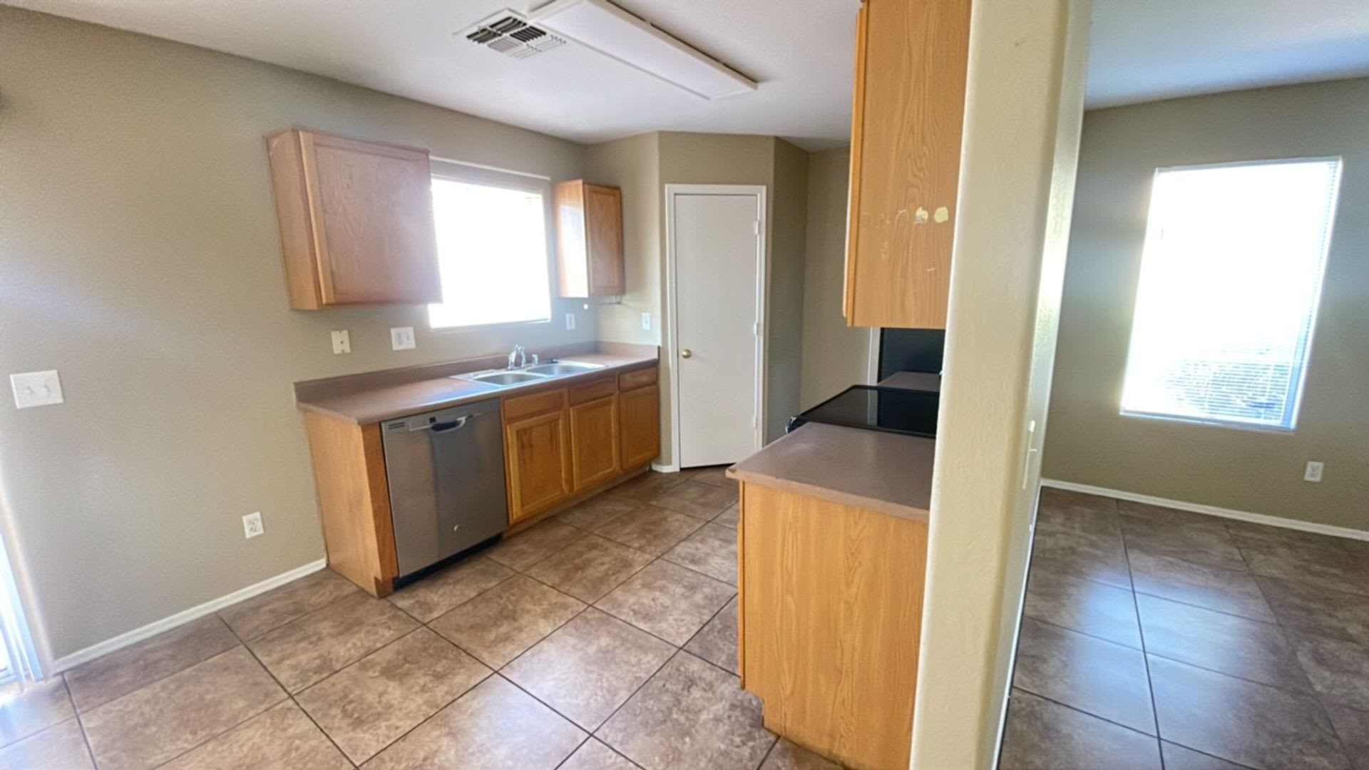 Well maintained 3 bedroom in Glendale! – photo 5