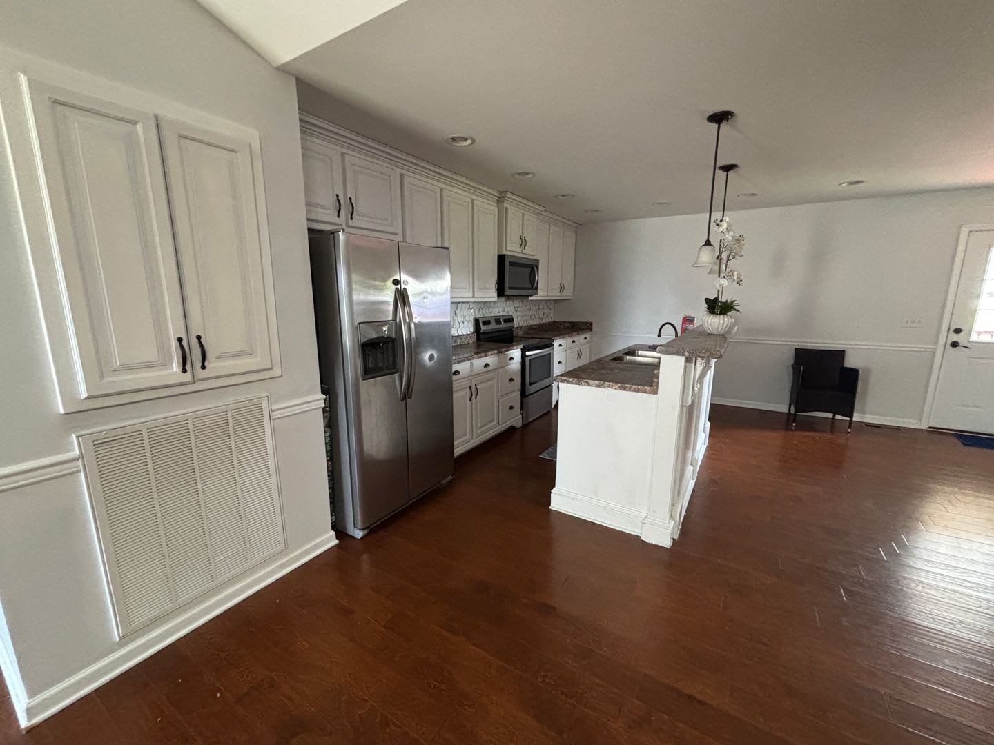 3 Bedroom in Well Established Neighborhood – photo 3