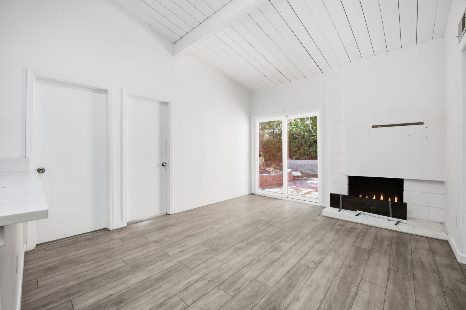 USD-adjacent 3 bedroom 1 bath apartment – photo 5