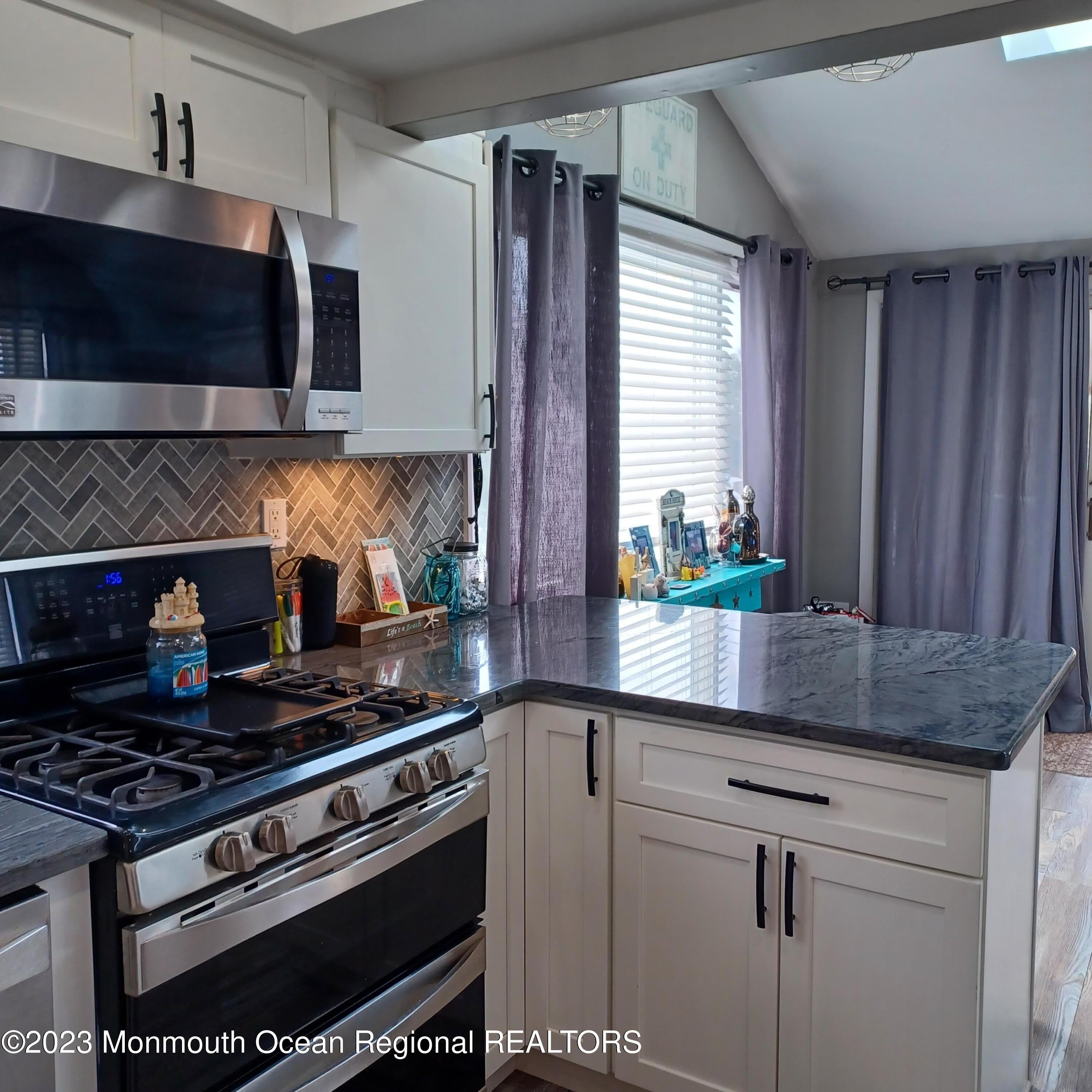 2100 S Bayview Avenue – photo 4
