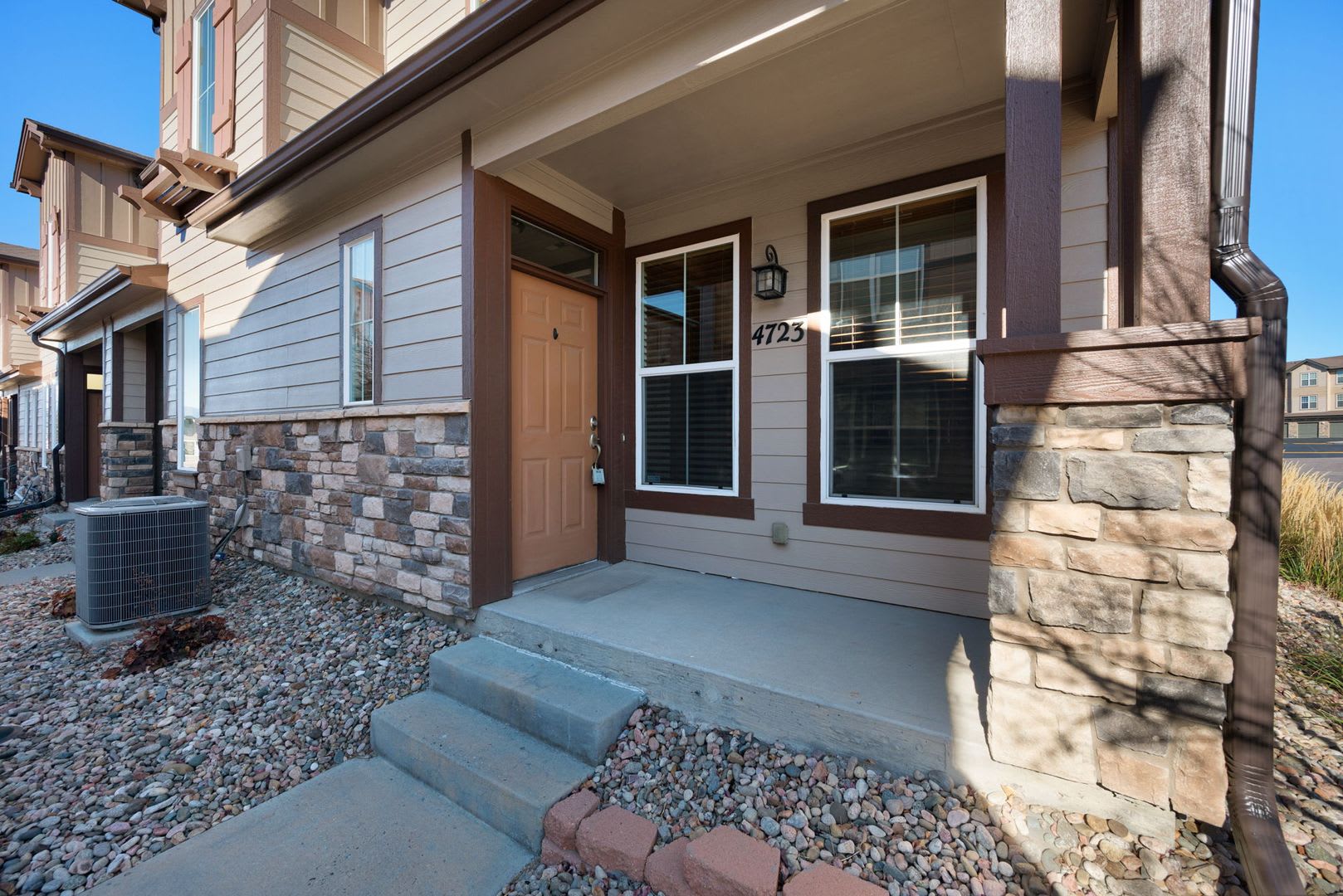 Beautiful 2 bdrm end unit with attach 2 car garage – photo 4