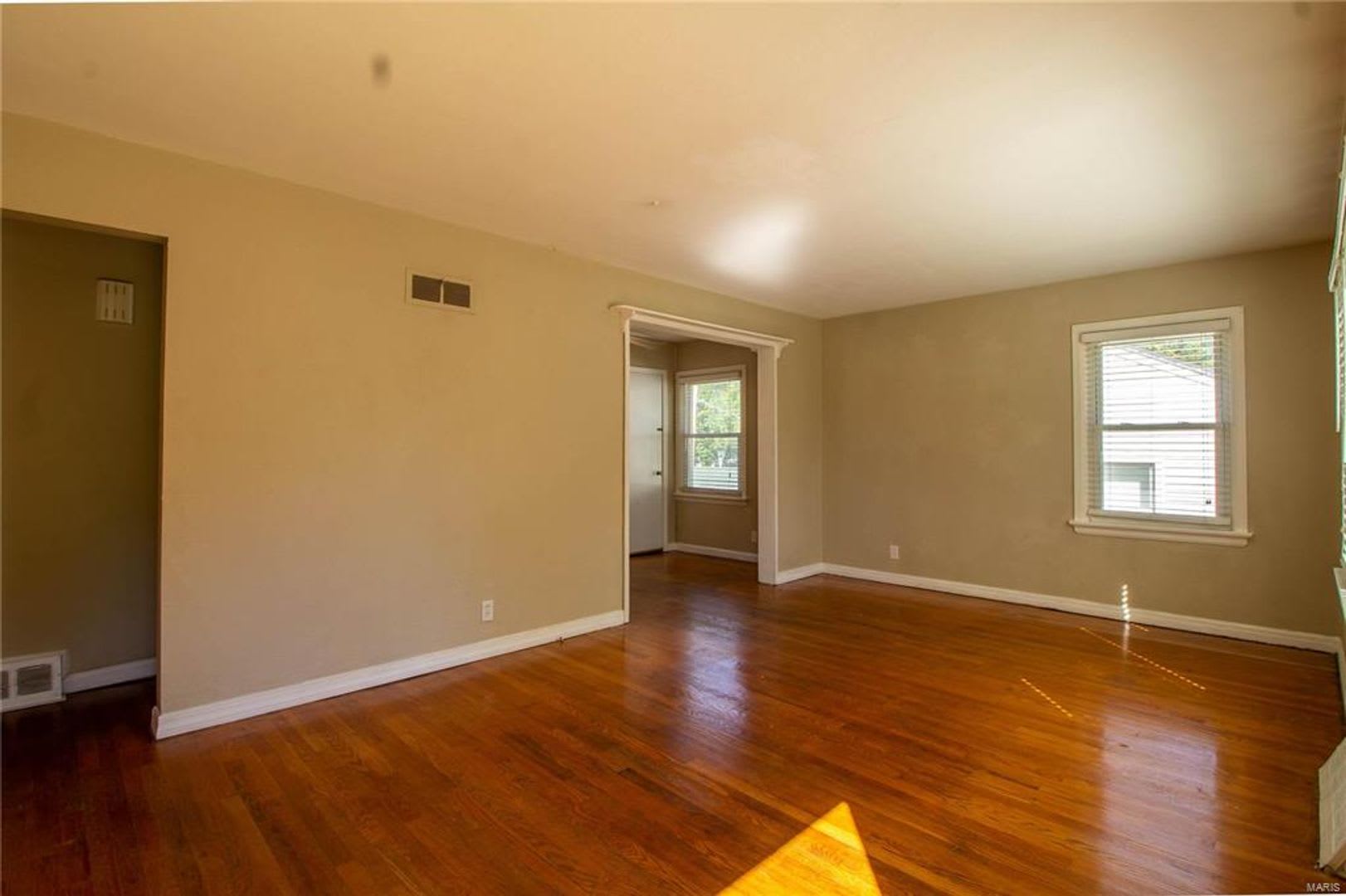 Adorable 2 bedroom home in Overland – photo 2