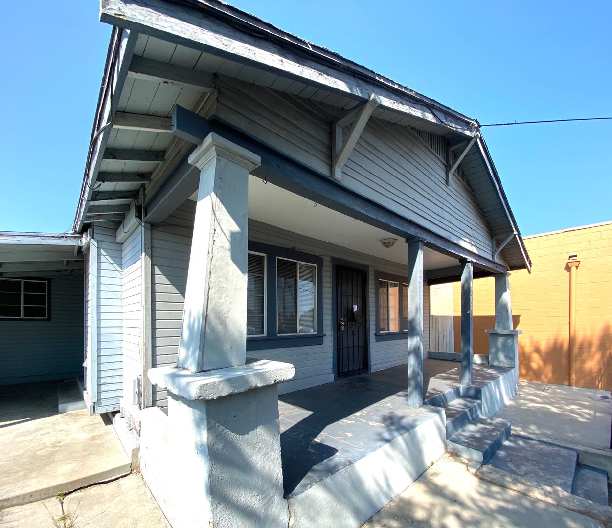 3 Bed 1 Bath House with Laundry Hookups and Off-Street Parking! – photo 1