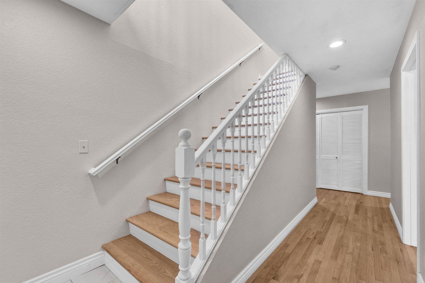 Stunning Remodeled Townhome in Prime Location! – photo 3