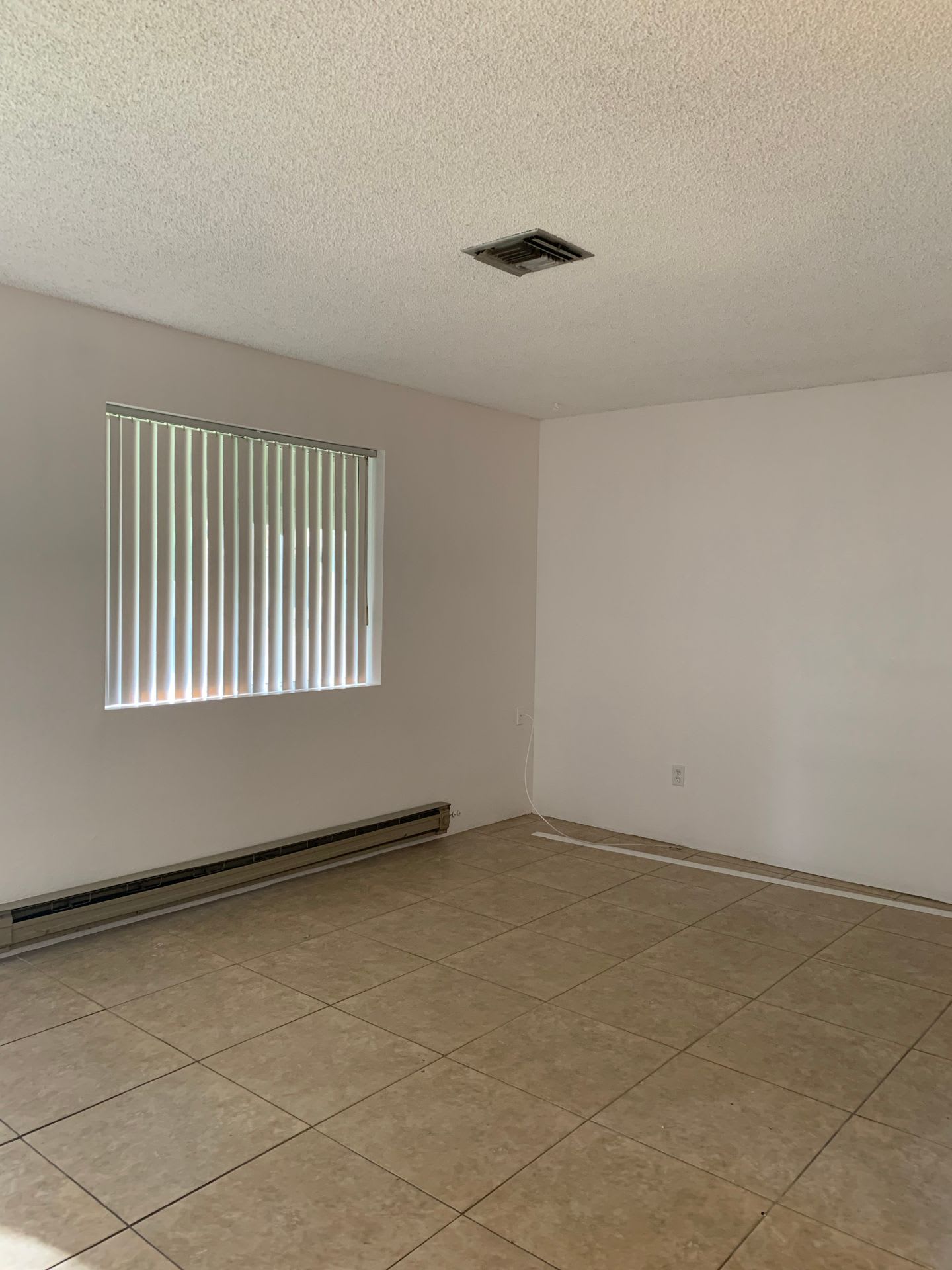 Just Remodeled Beautiful Small Community Has A One Bedroom One Bathroom Available Large Fenced Backyard – photo 4