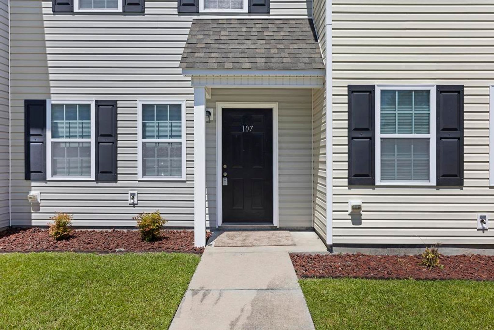 Minutes to OAJ Airport! Beautiful Townhomes! – photo 3