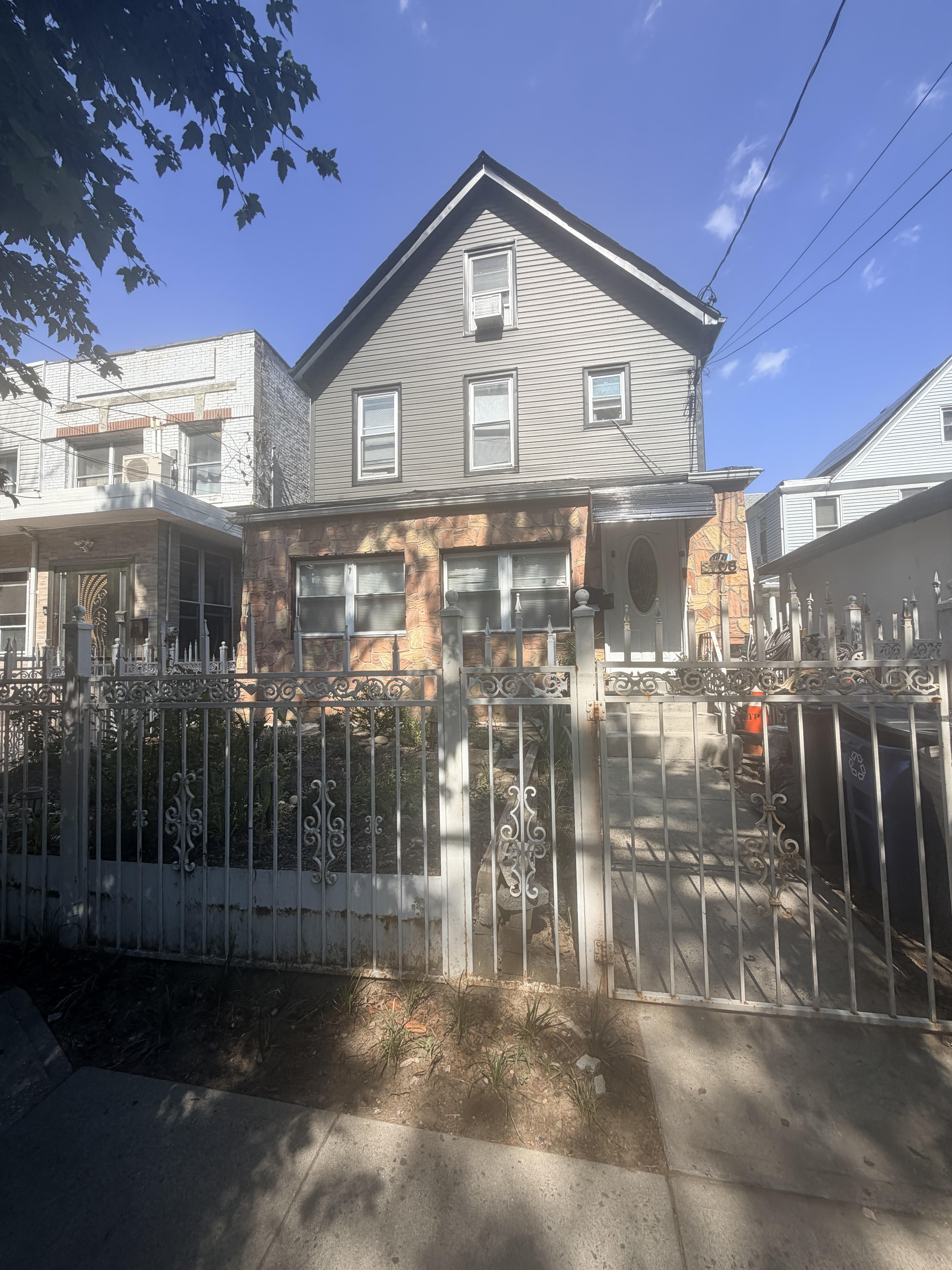 3708 Dyre Ave – photo 1