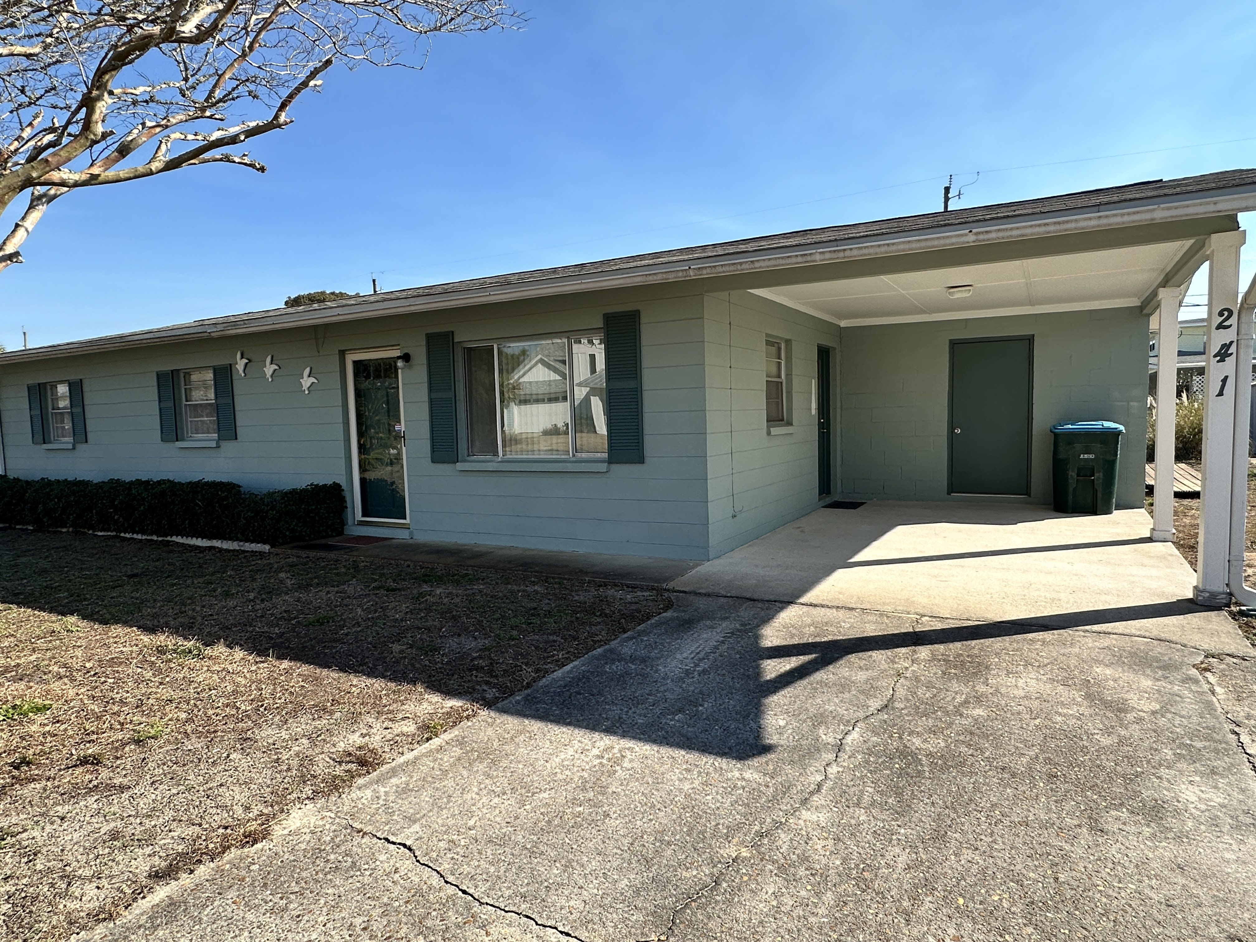 241 Belaire Dr – photo 2