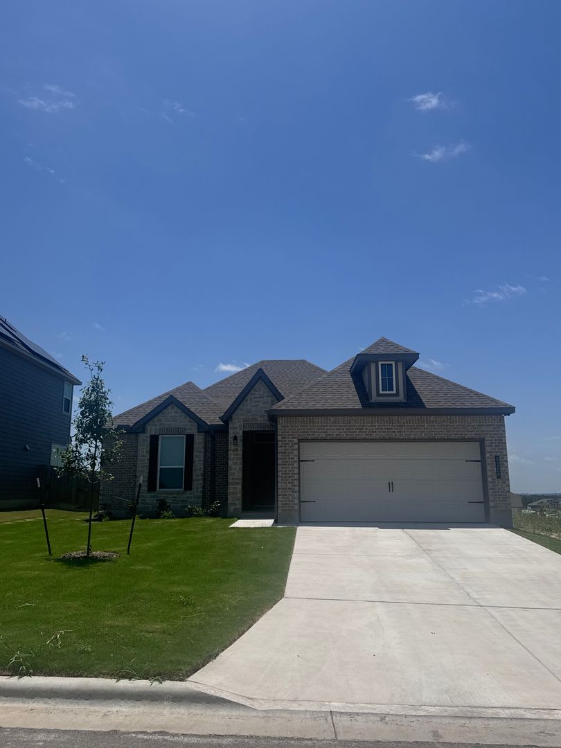 BRAND NEW 4-bedroom home! Close to the Lake! HALF OFF FIRST MONTHS RENT! – photo 2
