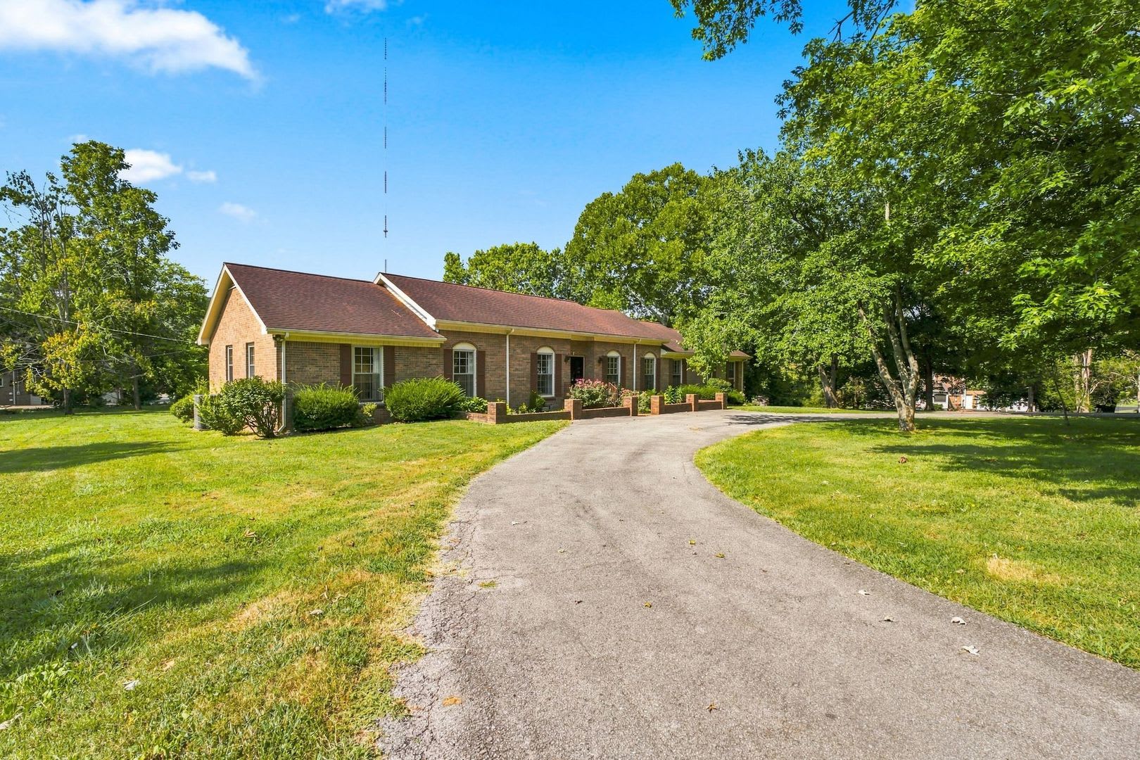 Rare Brentwood Rental Available – photo 4