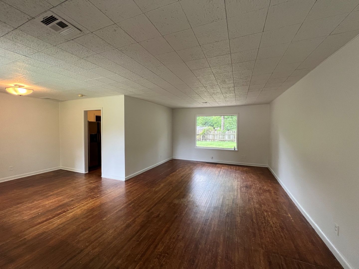 AVAILABLE FOR IMMEDIATE MOVE IN! WALK TO RIVERSIDE PARKS!!! – photo 3
