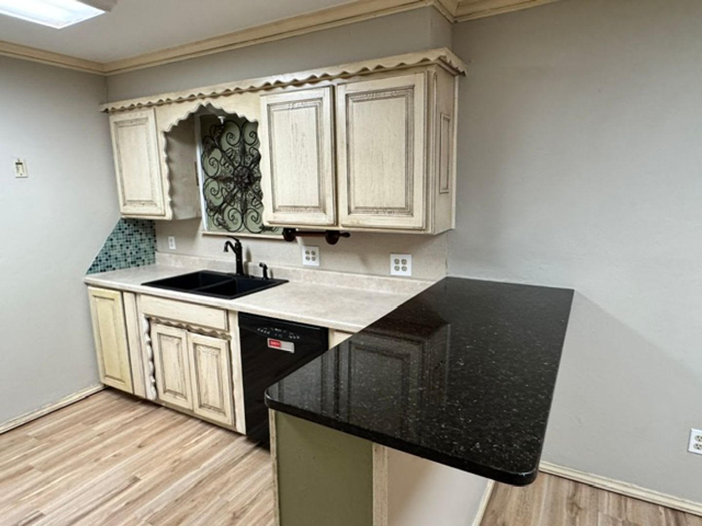 Beautiful True 5 Bed 2 Bath In Moore New Flooring Paint Cooktop And More A Must See – photo 5