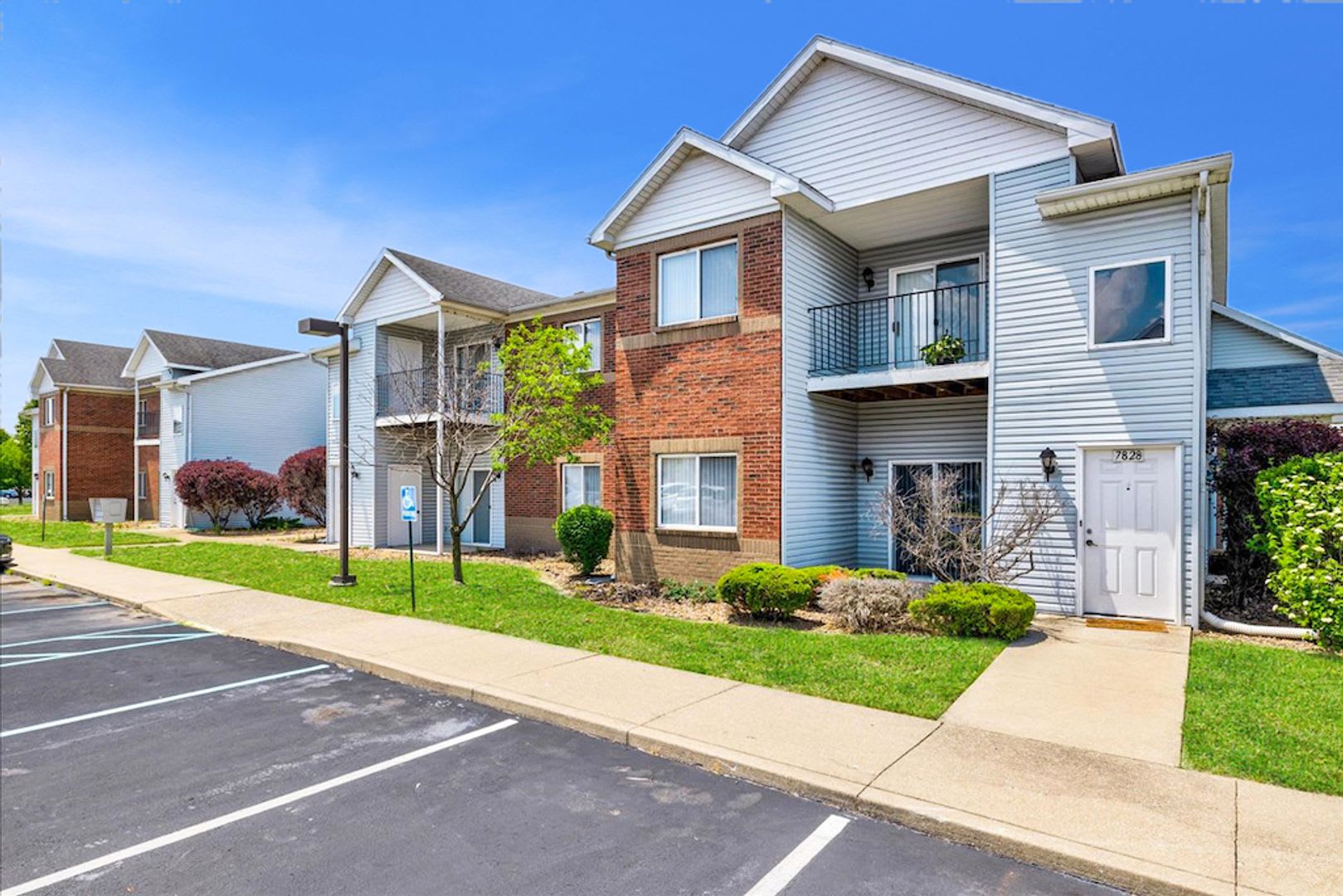 **2 bedroom 2 bath $1199/mo***Evansville, IN*** Pet Friendly**Vaulted Ceilings – photo 2