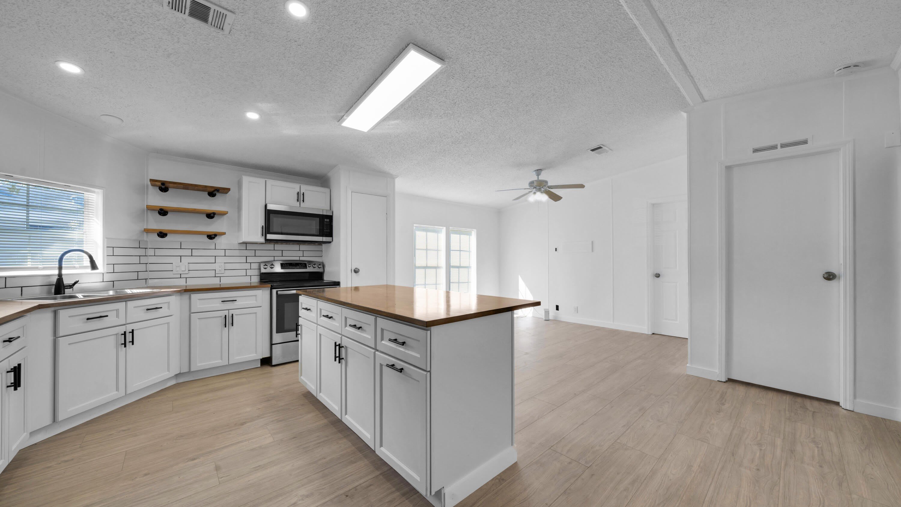 4905 NE 2nd Way – photo 3