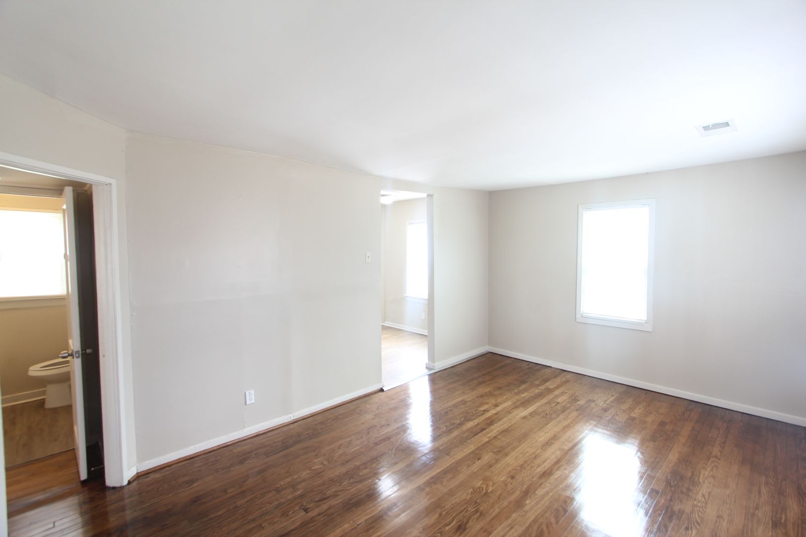 New On The Market! Fresh New Updates!! Better Hurry To See This One!! – photo 2