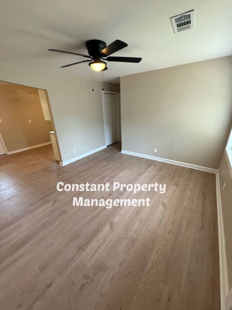 Fully Renovated 4 Bedroom Home with Fenced Yard – Available Now! – photo 5