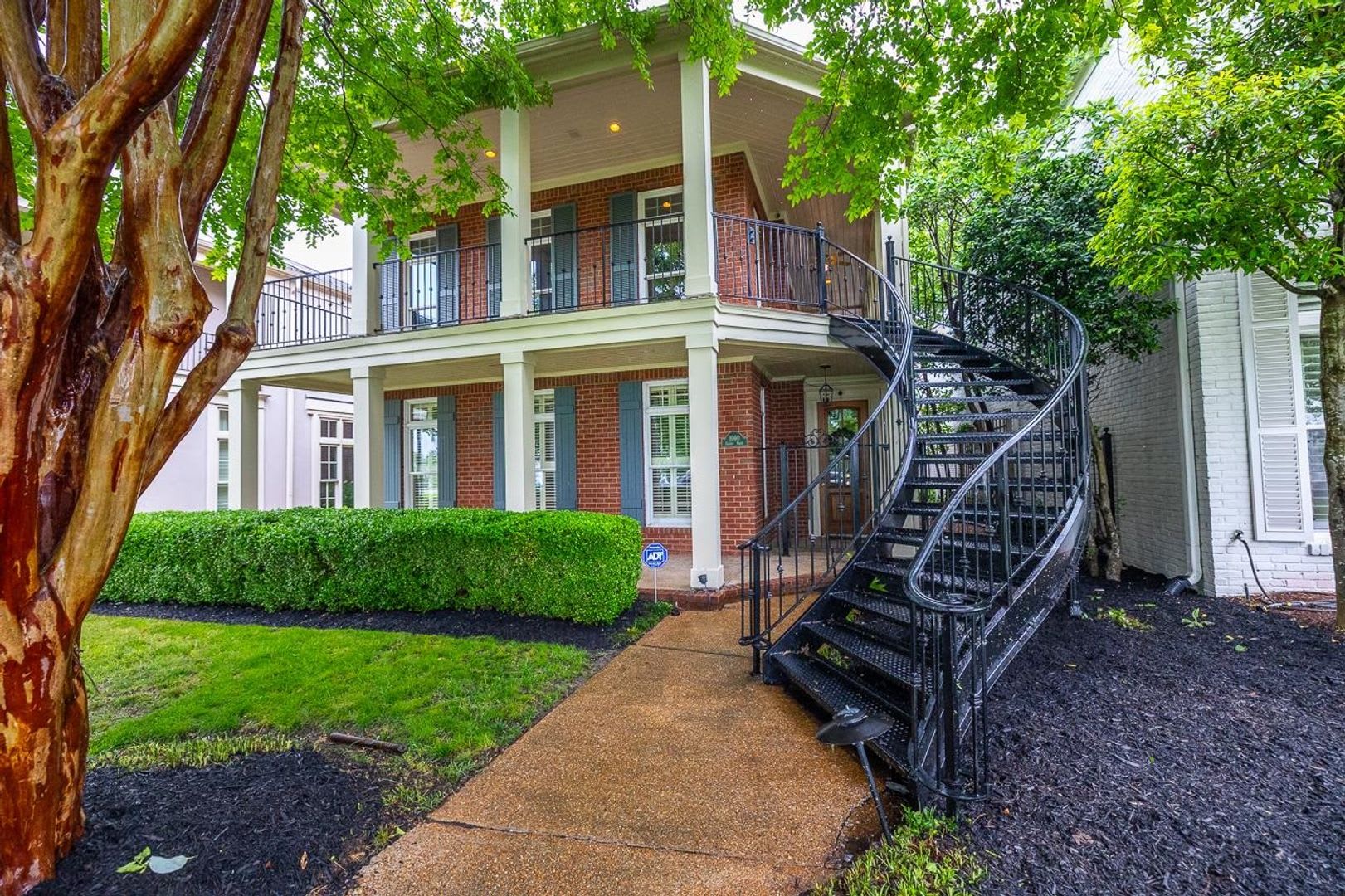 Gorgeous Riverfront home in Harbor Town – photo 2