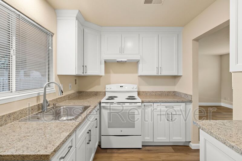 940 Palm Cir – photo 3