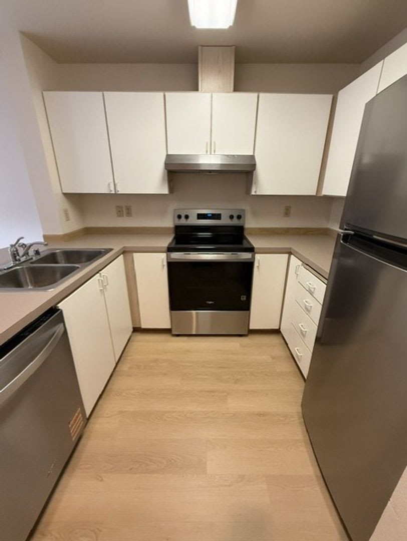 SPACIOUS KIRKLAND 2 BED / 2.5 BATH TOWNHOME – GARAGE, PRIVATE YARD & NEW CARPET! – photo 4