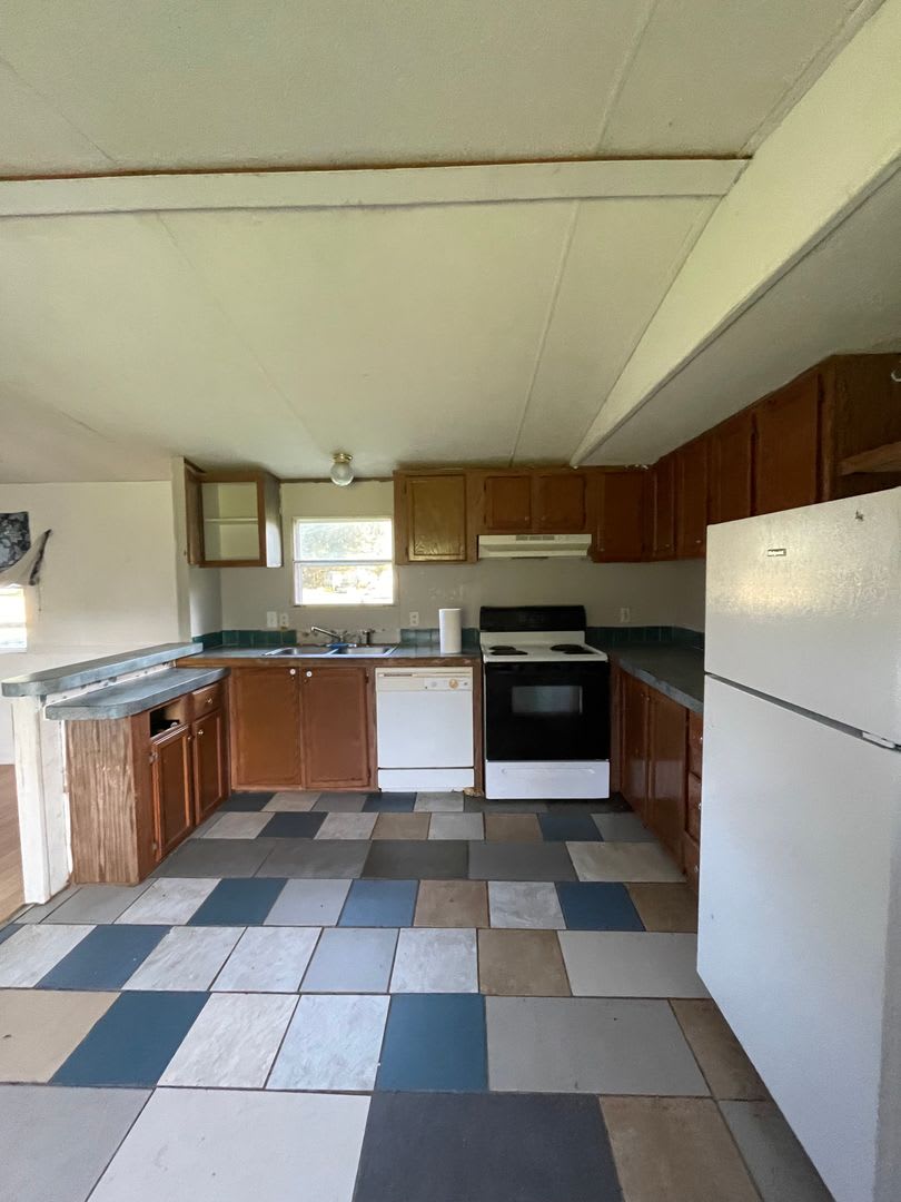 Country living with spacious front and backyard – photo 2