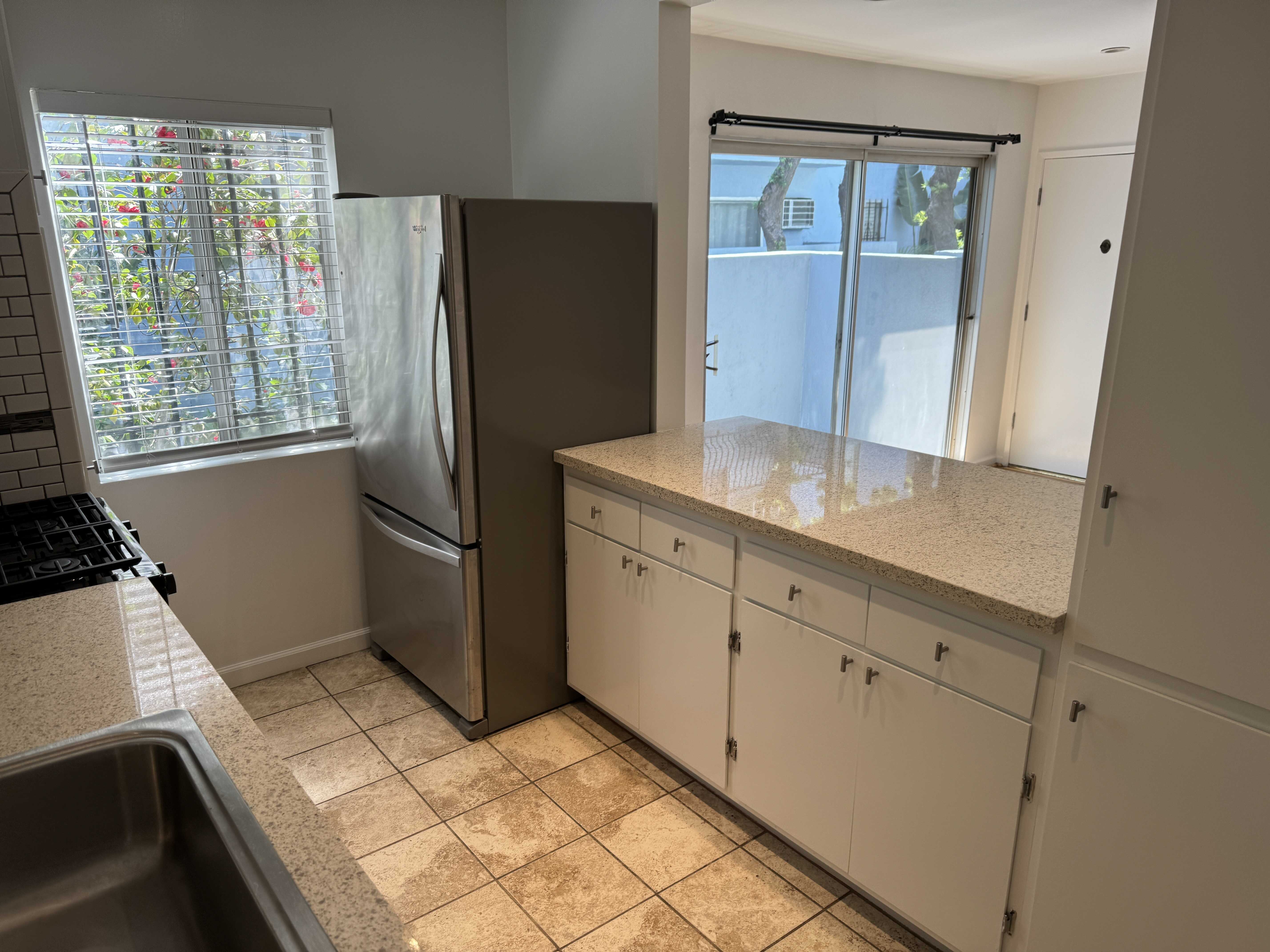 735 North Sycamore Avenue – photo 2
