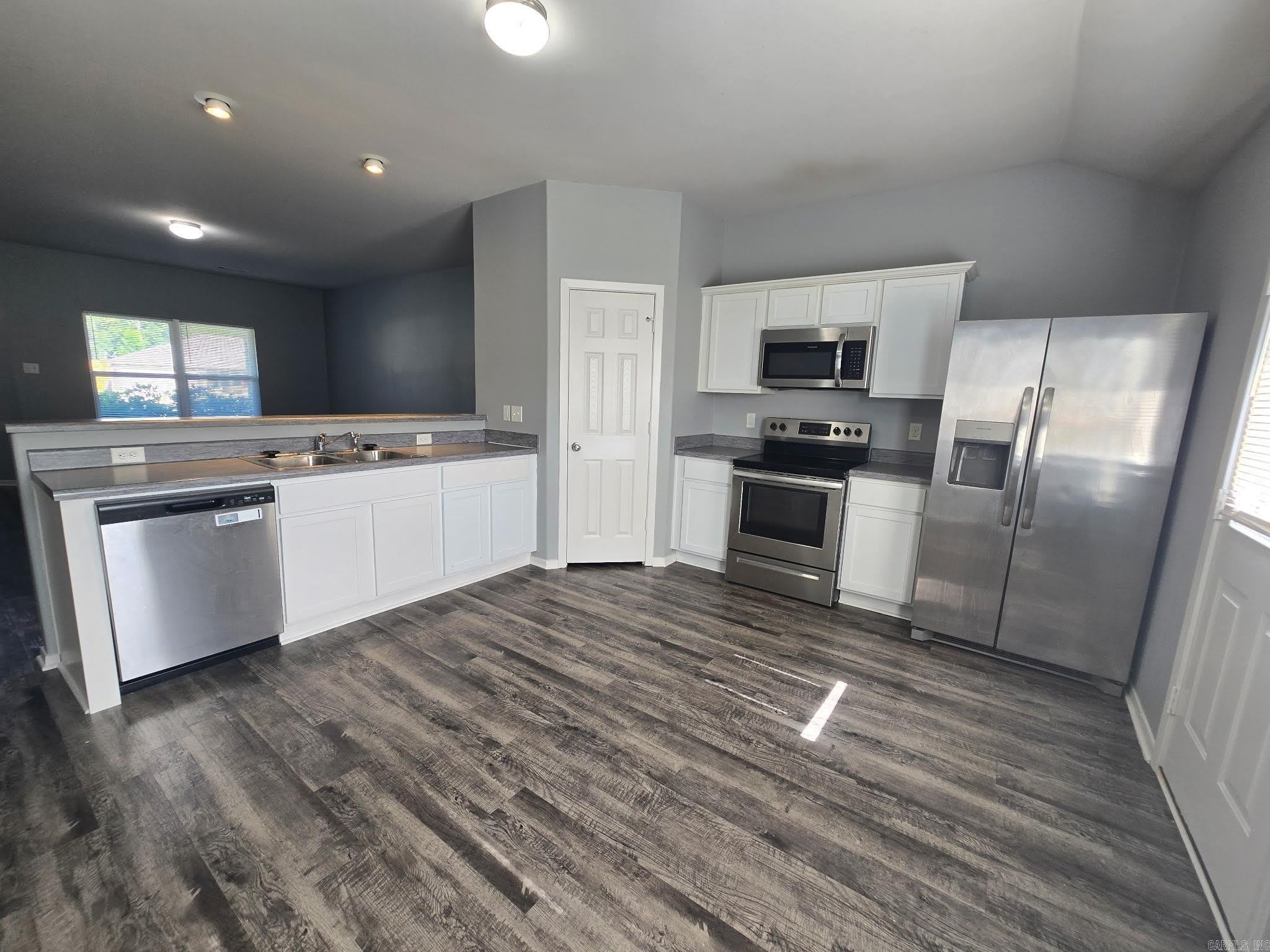 2416 Kenneth Drive – photo 3