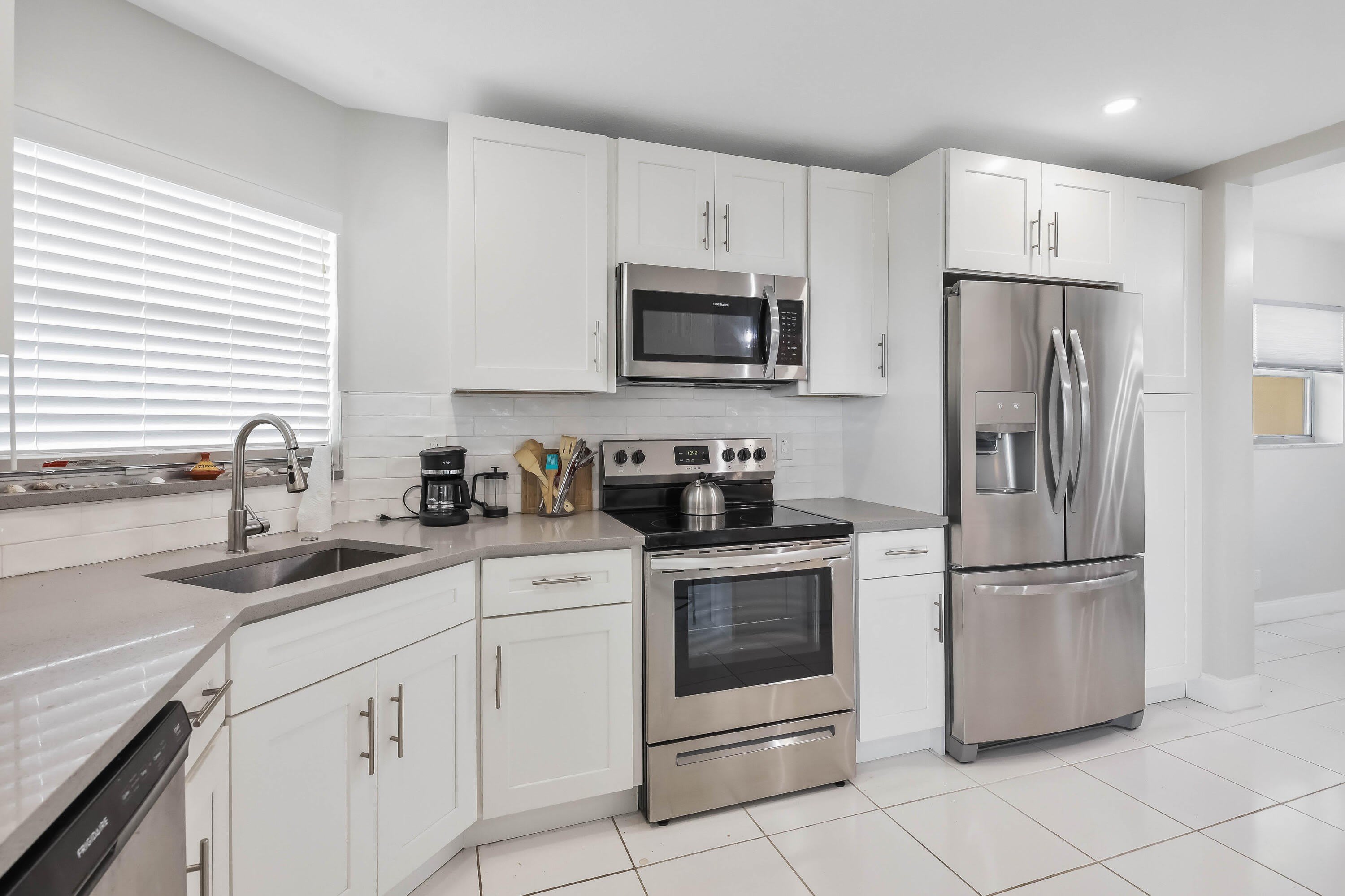 3661 Via Poinciana – photo 4