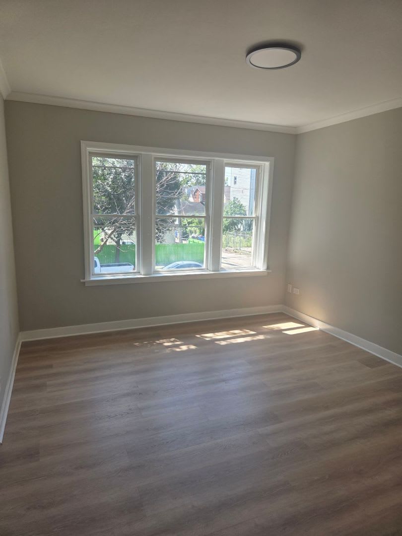 Spacious 5-Bedroom, 3-Bath Duplex-Up – photo 2