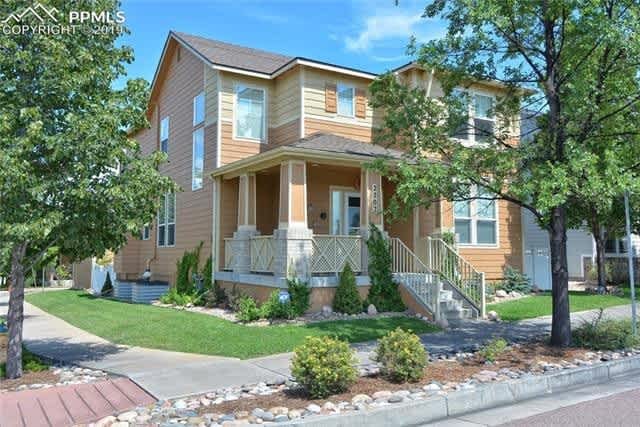 Large updated home with mountain views! – photo 1
