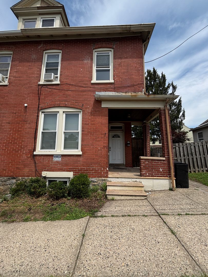 4 Bedroom 2 bath ready Immediately – photo 1