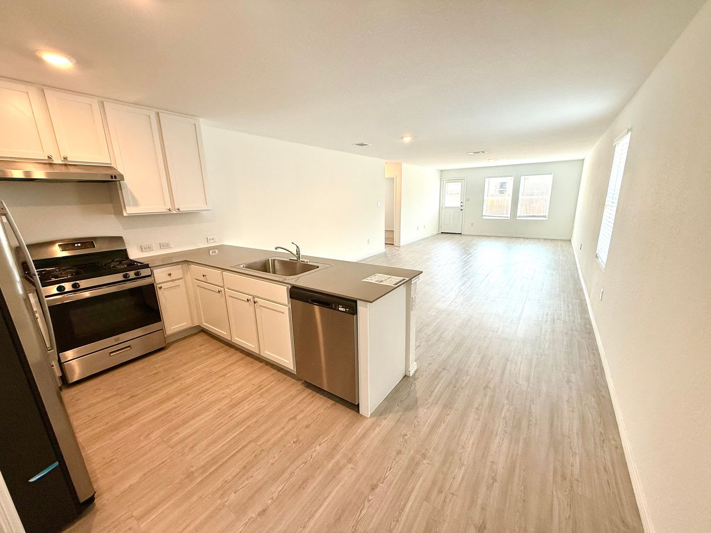 Spacious 4-Bedroom Home with Stainless Steel Appliances & Modern Comforts! – photo 4
