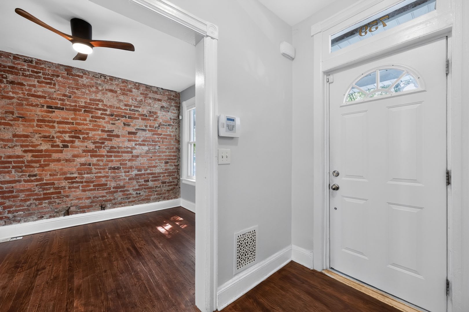 Charming Wardman-Style Rowhouse in Columbia Heights — Private Deck & Fenced Yard – photo 5