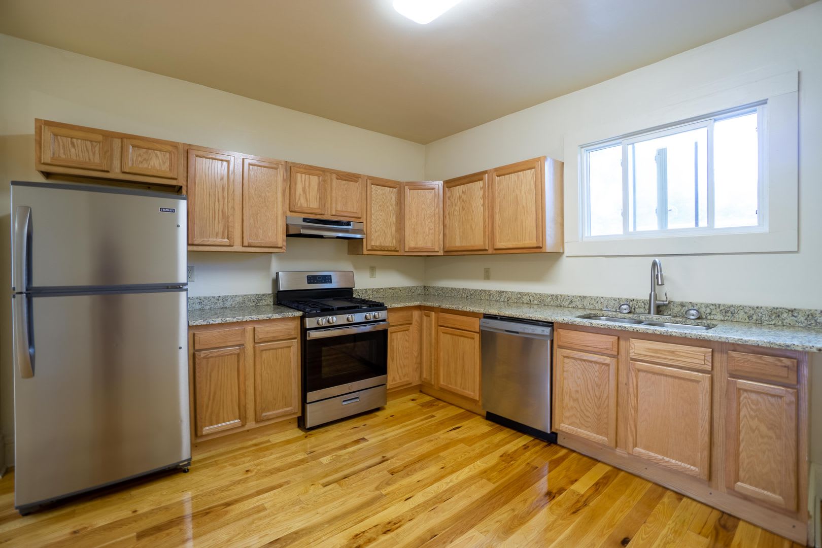 546 Columbus Available August 1 2027 Beautiful 1St Floor Flat On Quiet Residential Street – photo 2