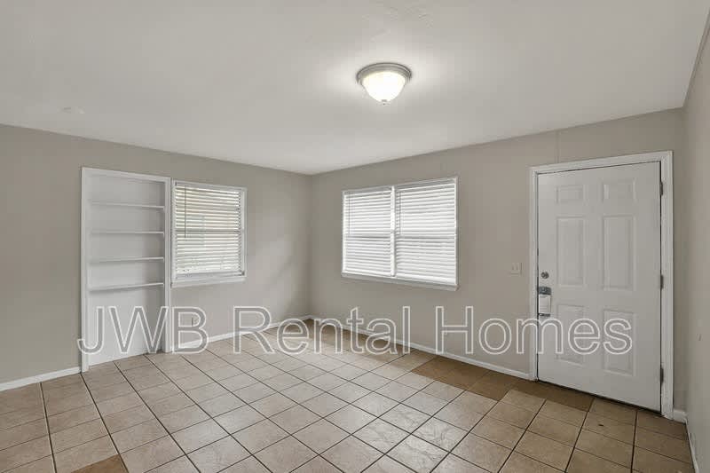 4630 Effingham Rd – photo 5