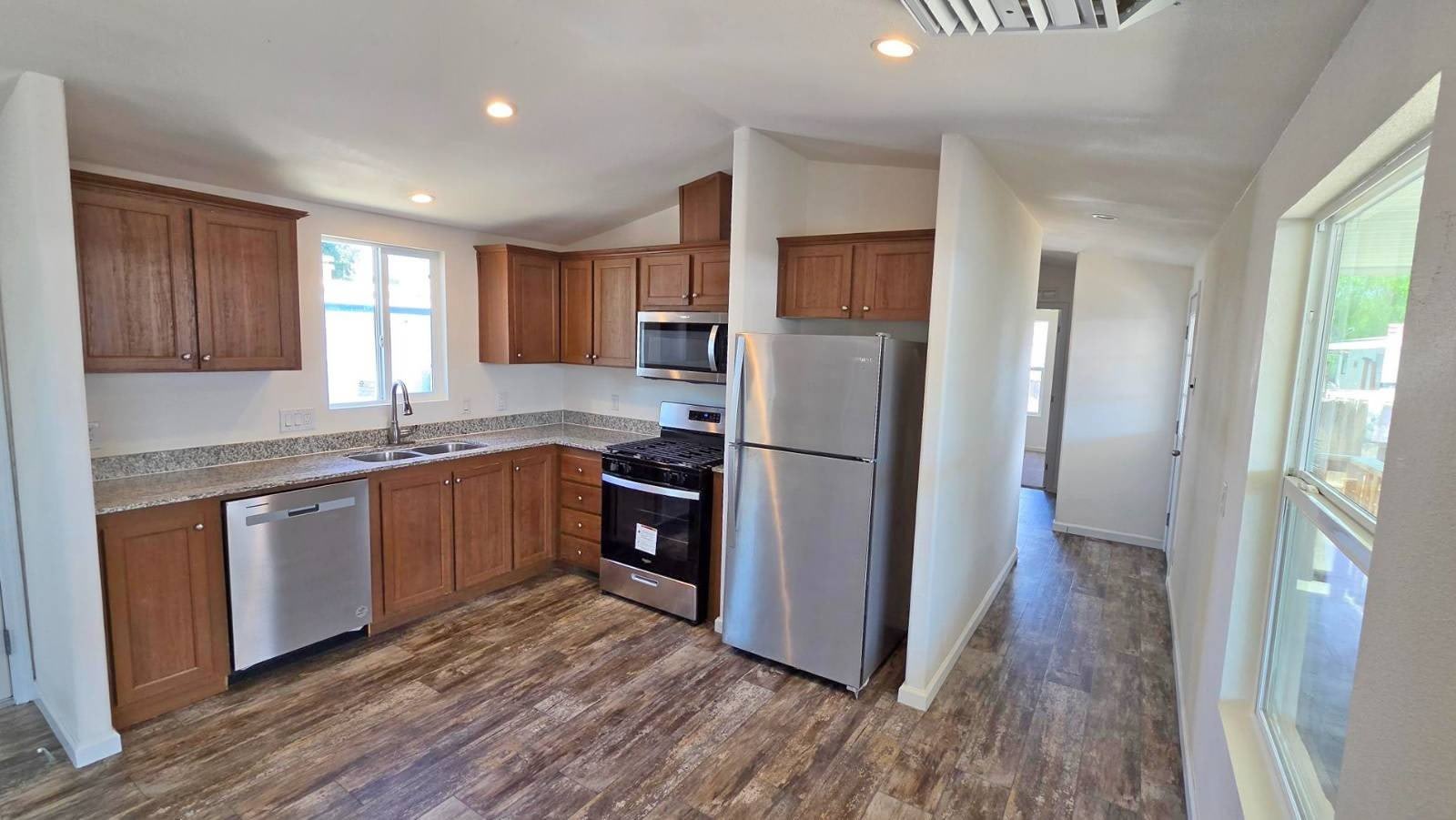 1470 Elizabeth St – photo 3