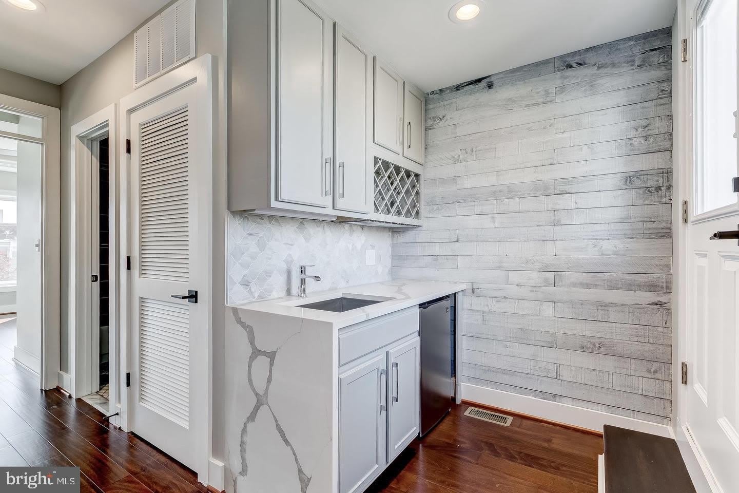 1440 S CHARLES Street – photo 4