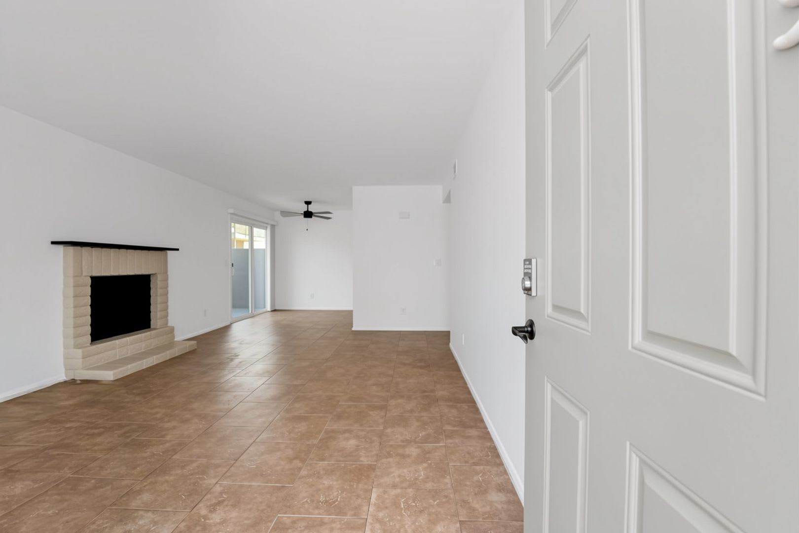 Well-Maintained 3-Bedroom Home Close to Shopping, Dining & Freeways! – photo 3