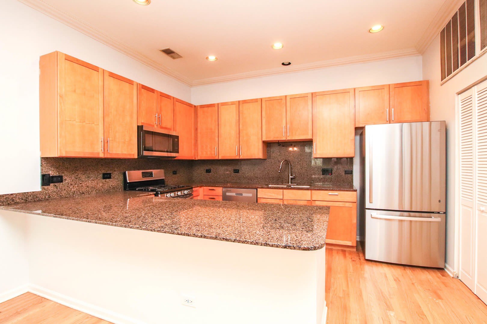 945 N Kingsbury Street – photo 5