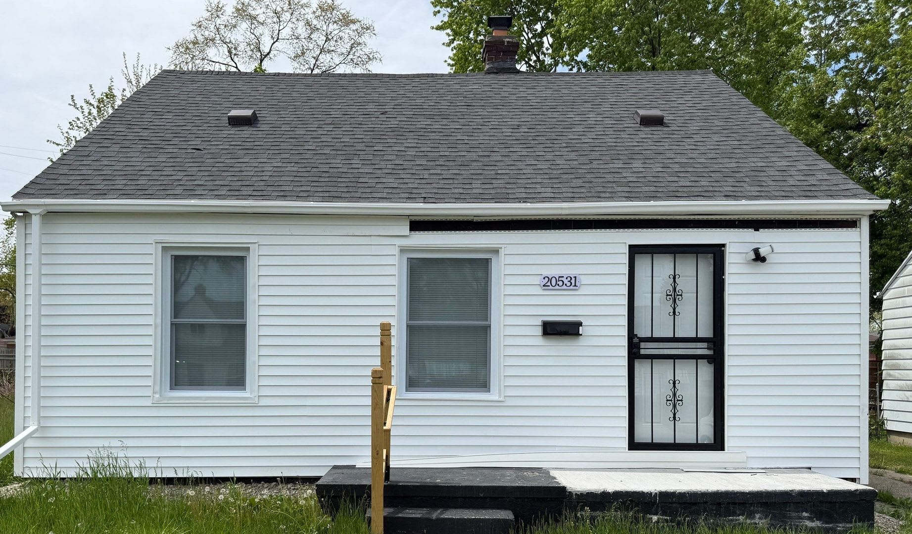 This beautifully updated 4-bedroom, 1-bath single-family home is ready for move-in! – photo 1
