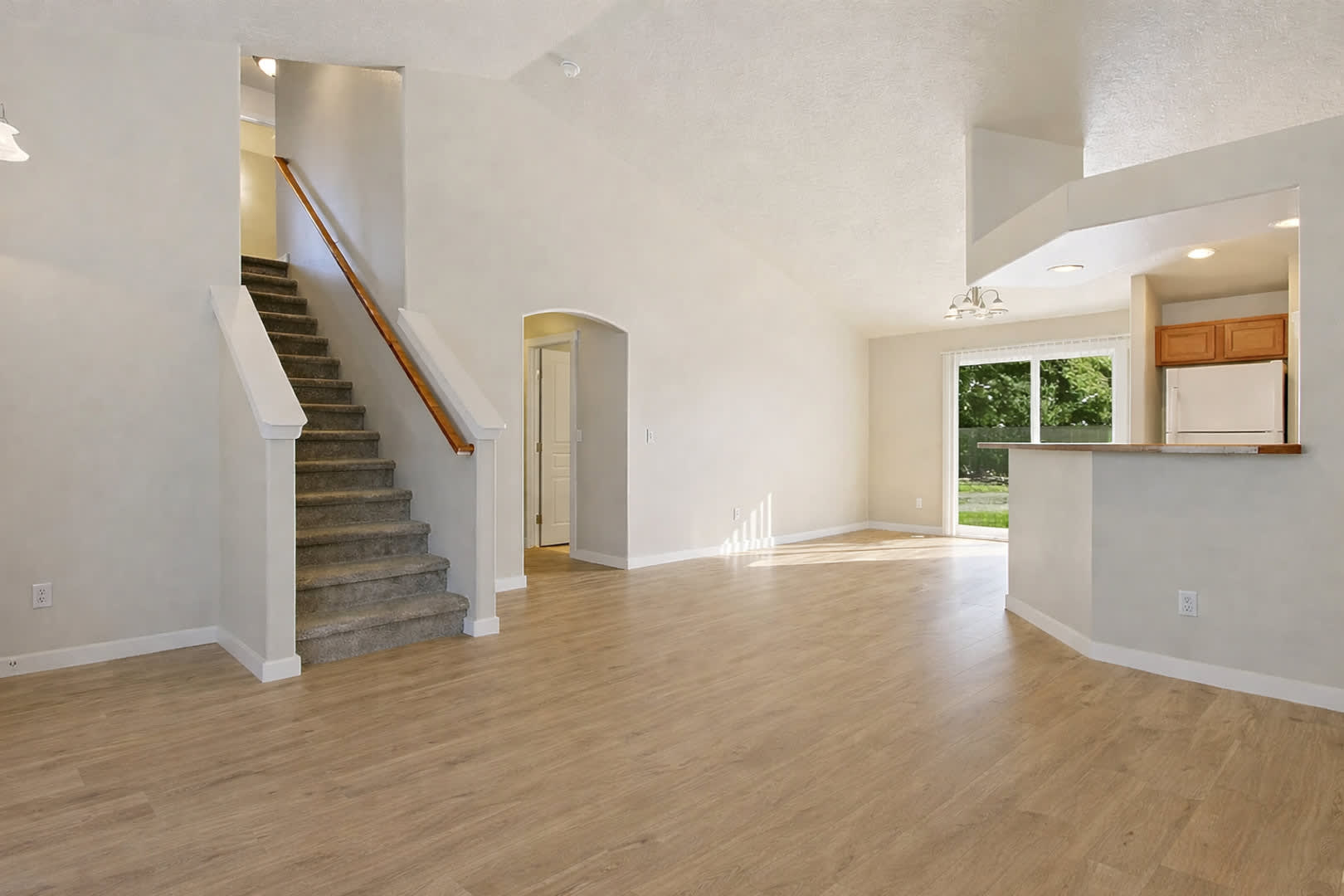 Spacious 4 Bedroom Home With 3 Car Garage – photo 2