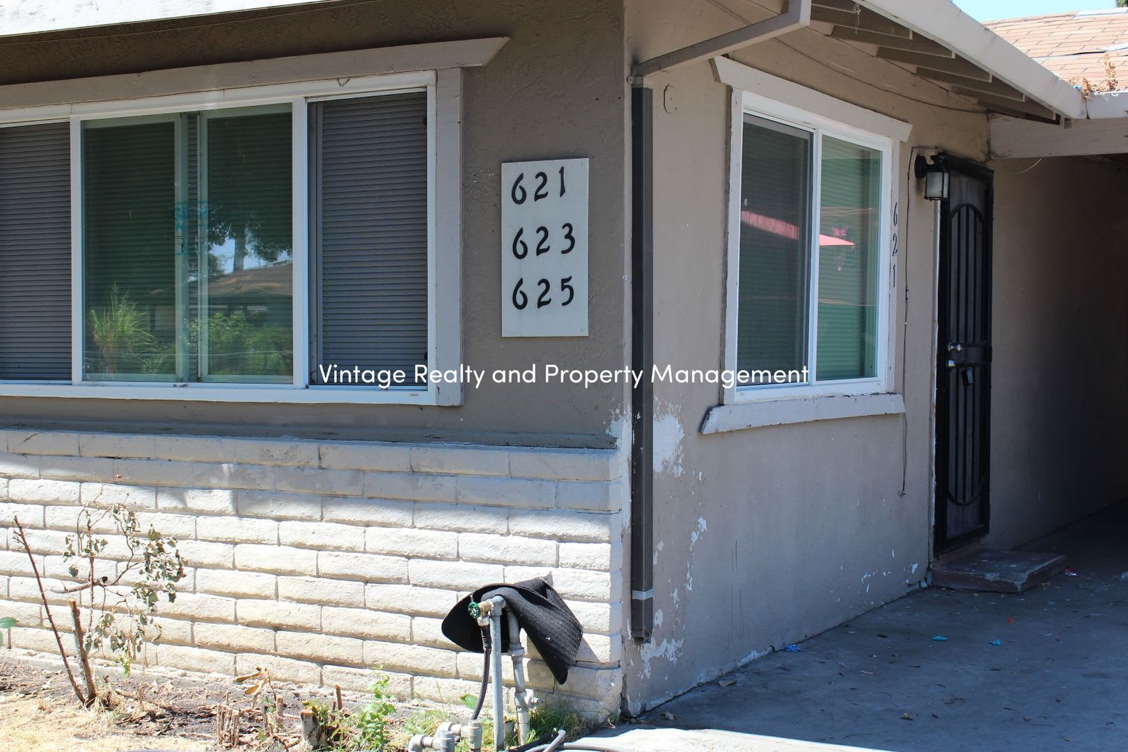Updated 2 Bedroom 1 Bathroom Tri Plex Unit Located In North Stockton – photo 1