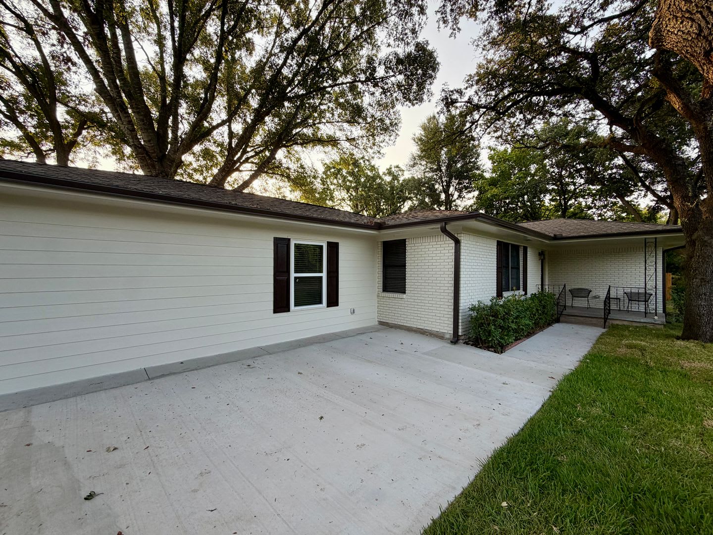 Completely Renovated 3BR / 2BA House – photo 2