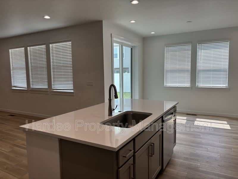 1411 W Dovefield St – photo 5