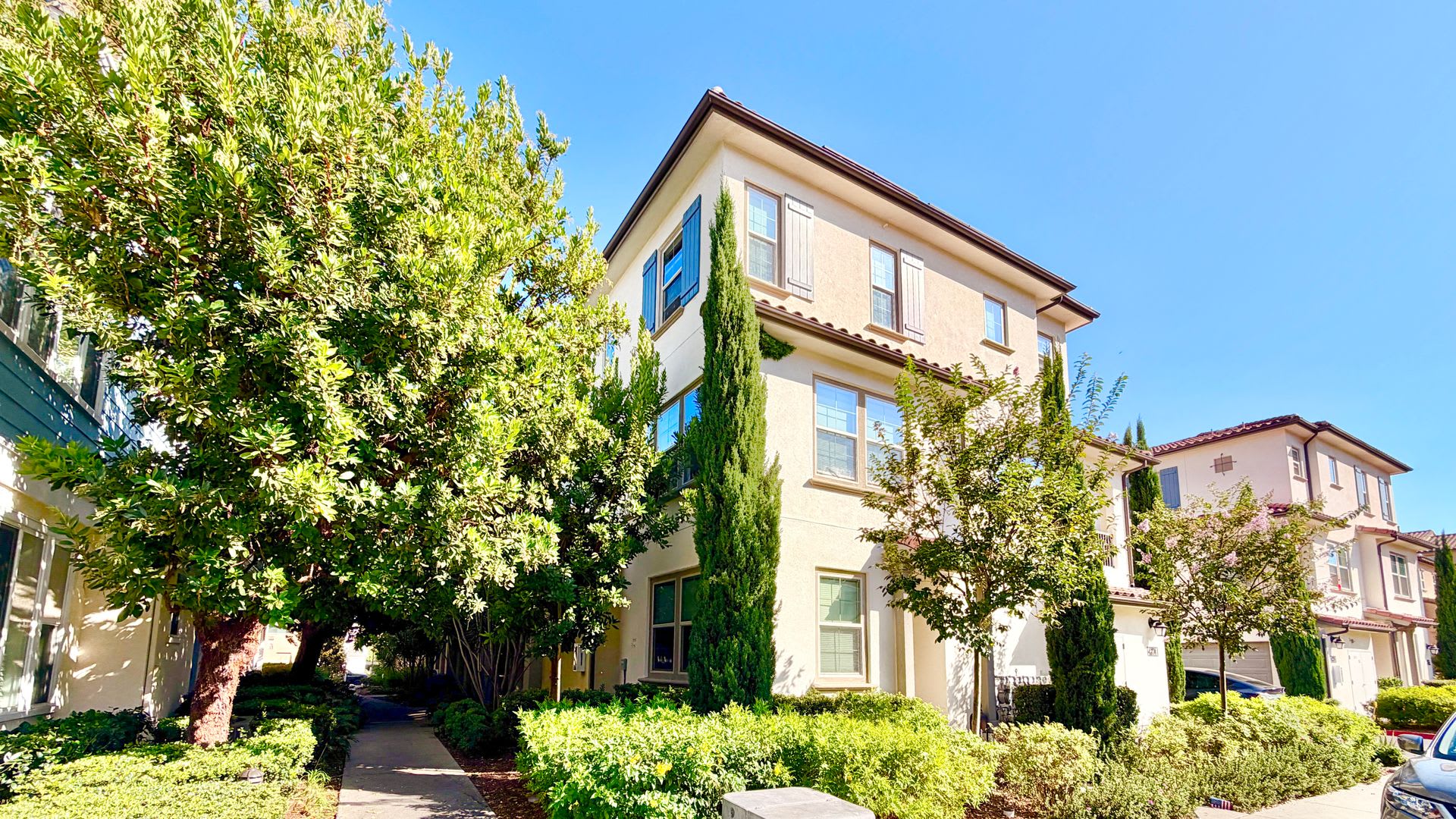 Awesome Tri Level Townhome Minutes To Everything Located Within The Private Gated St Cloud Community Of Oceanside – photo 1