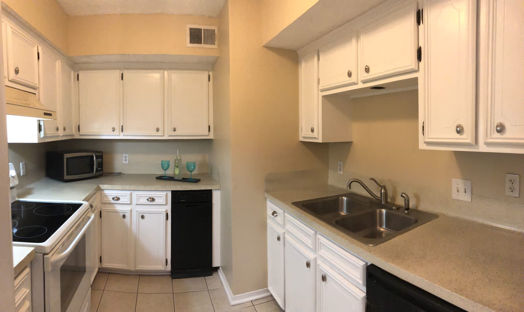 2 Bedroom Located off Brightside in Sharlo on LSU Bus Route! Great fenced yard with Patio – photo 1