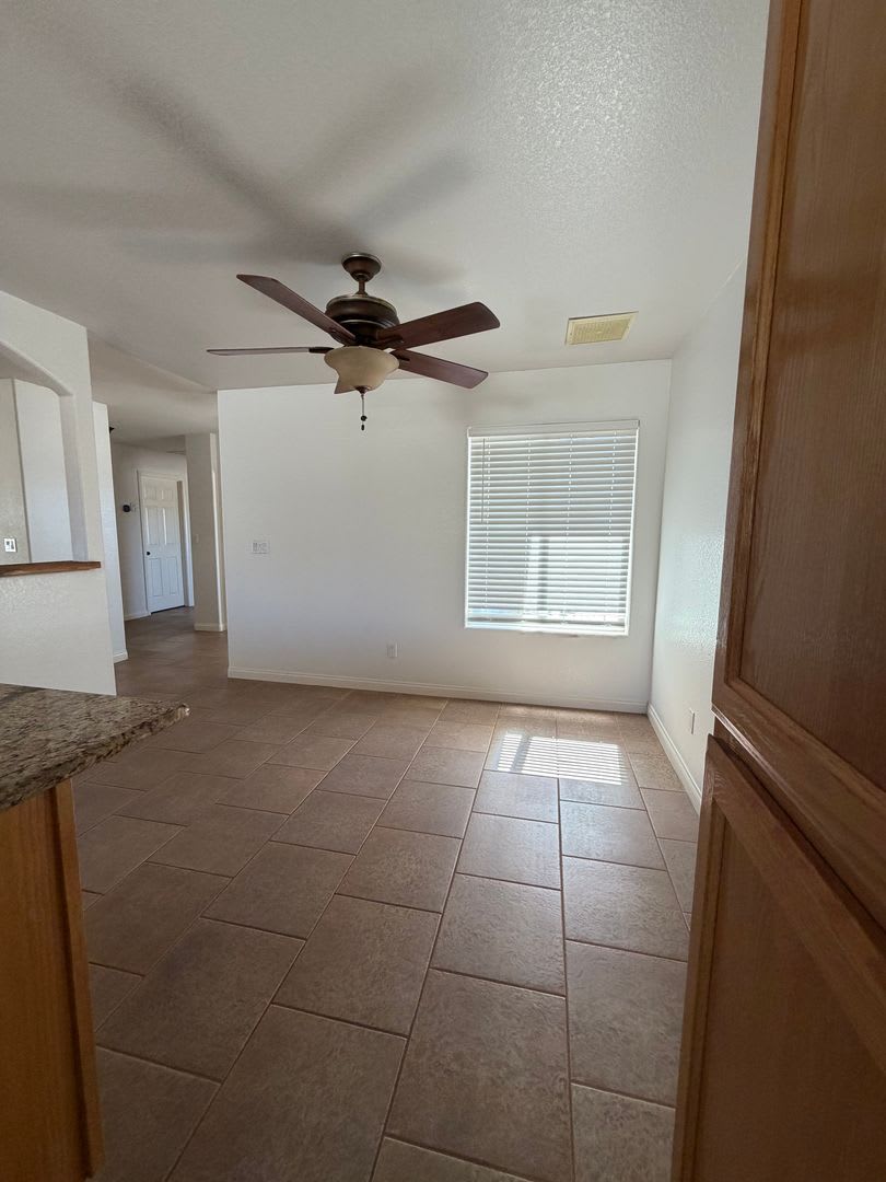 Large 3 Bedroom, 3 Bathroom Home with Solar – photo 5