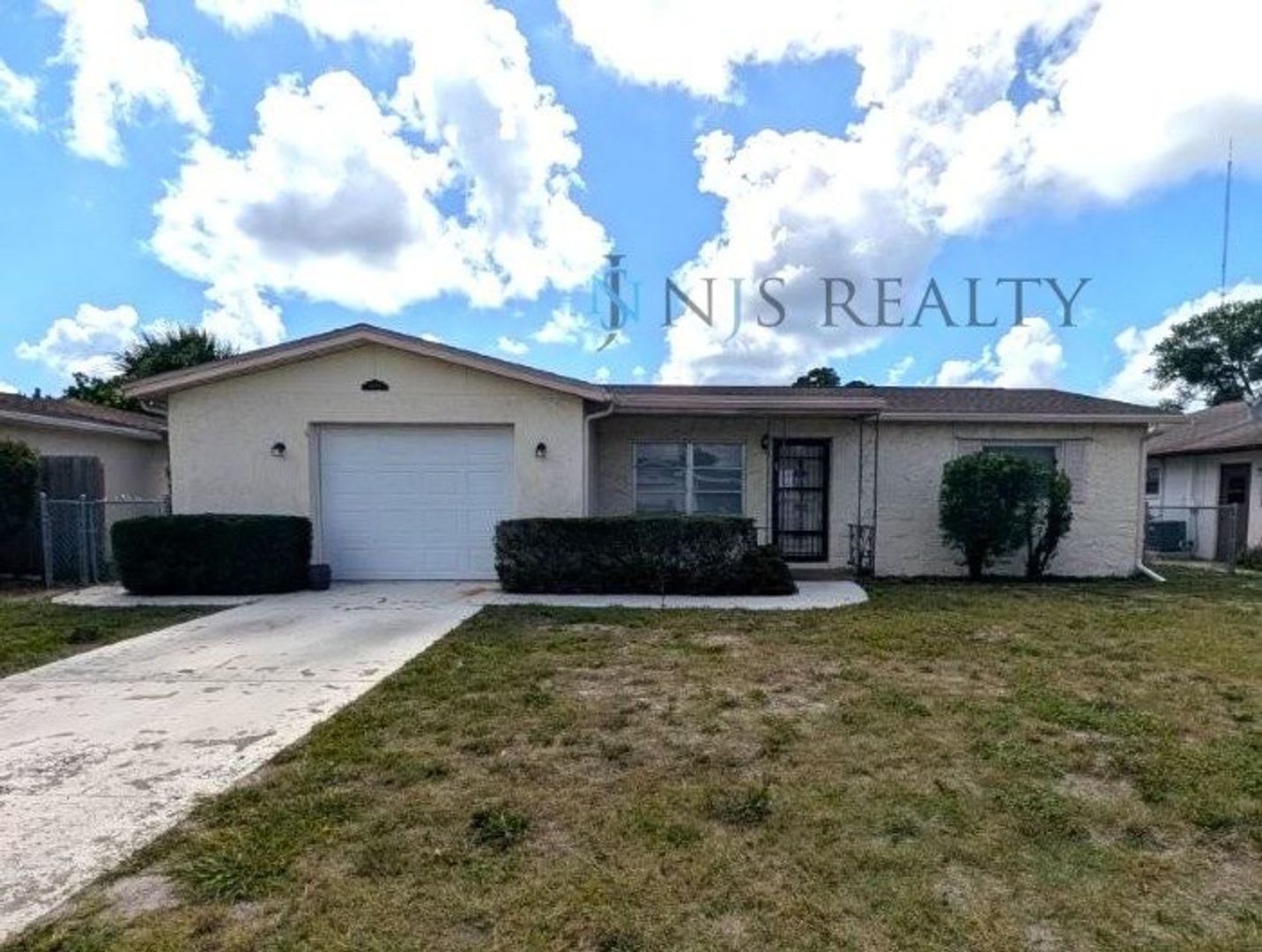 3 2 1 1014 Sq Ft Home With All Tile Floors Large Open Floorplan And Enclosed Porch With Fenced Yard – photo 2