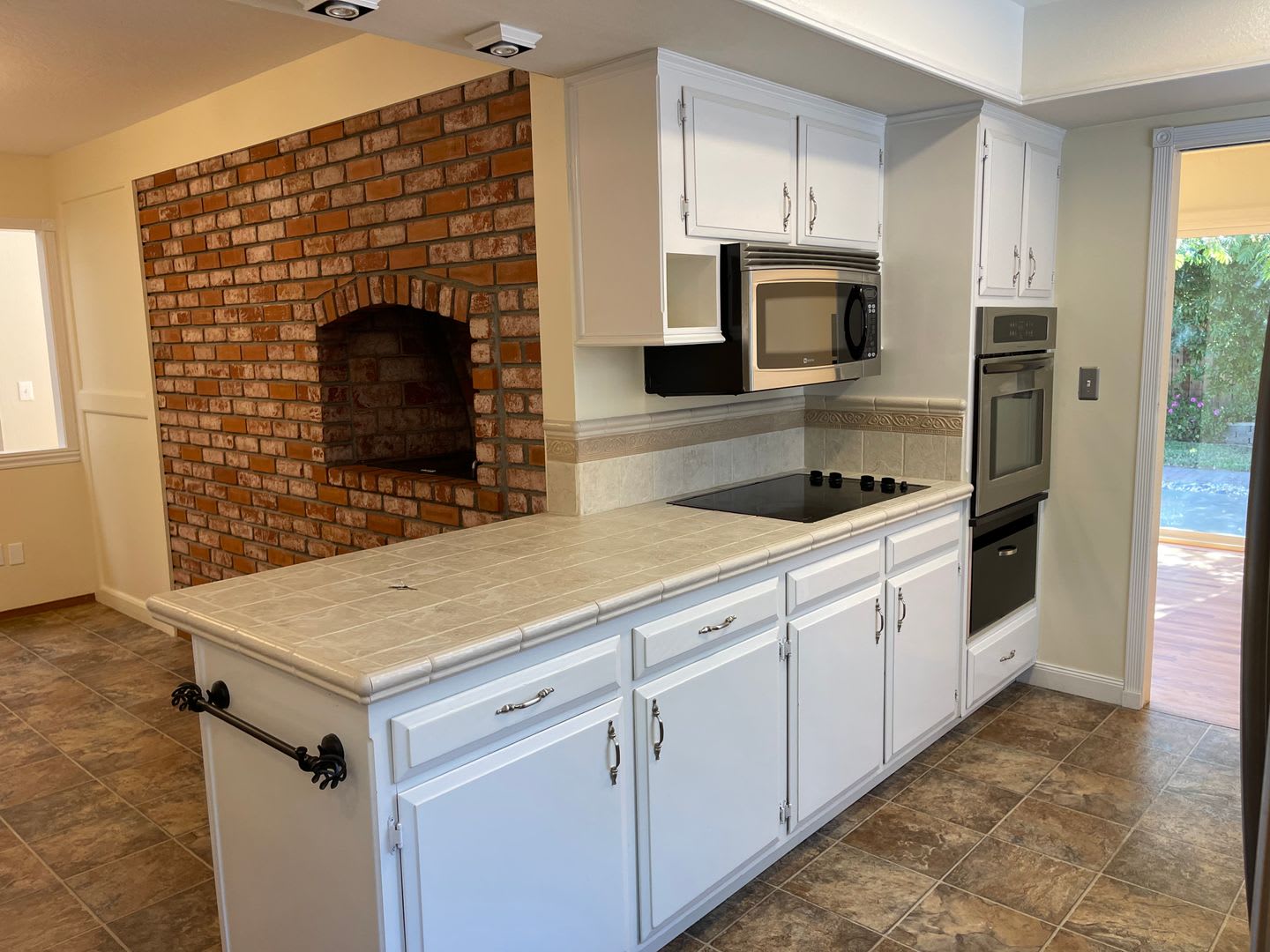 Great Shape Sunset West Single Family Home – photo 3