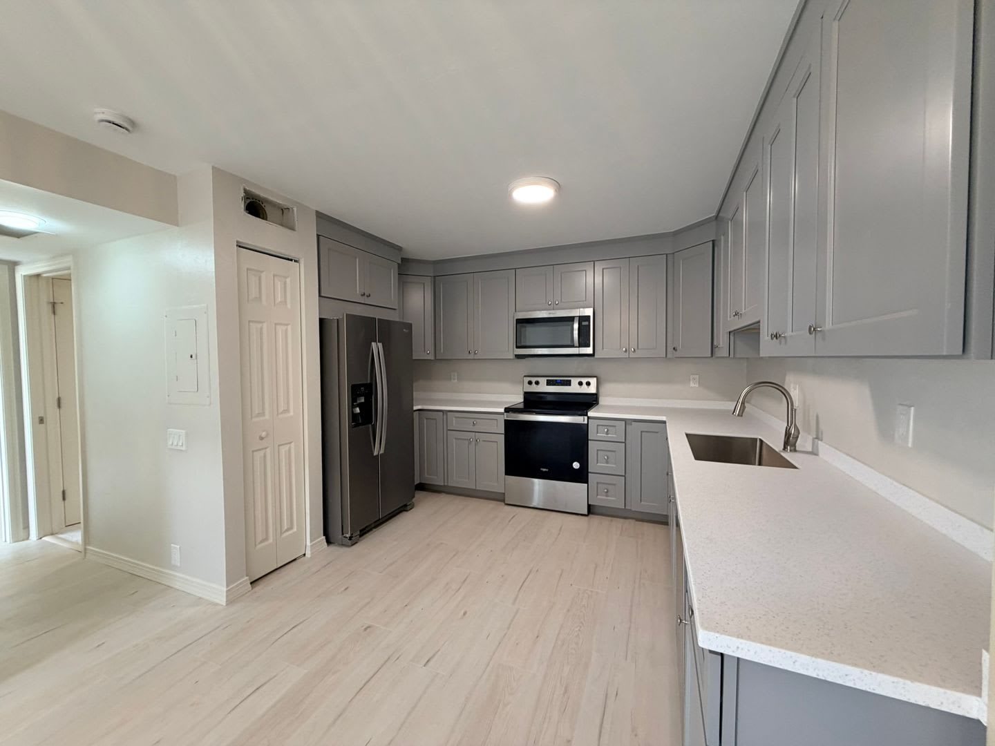 Beautiful Remodeled Townhome – photo 3