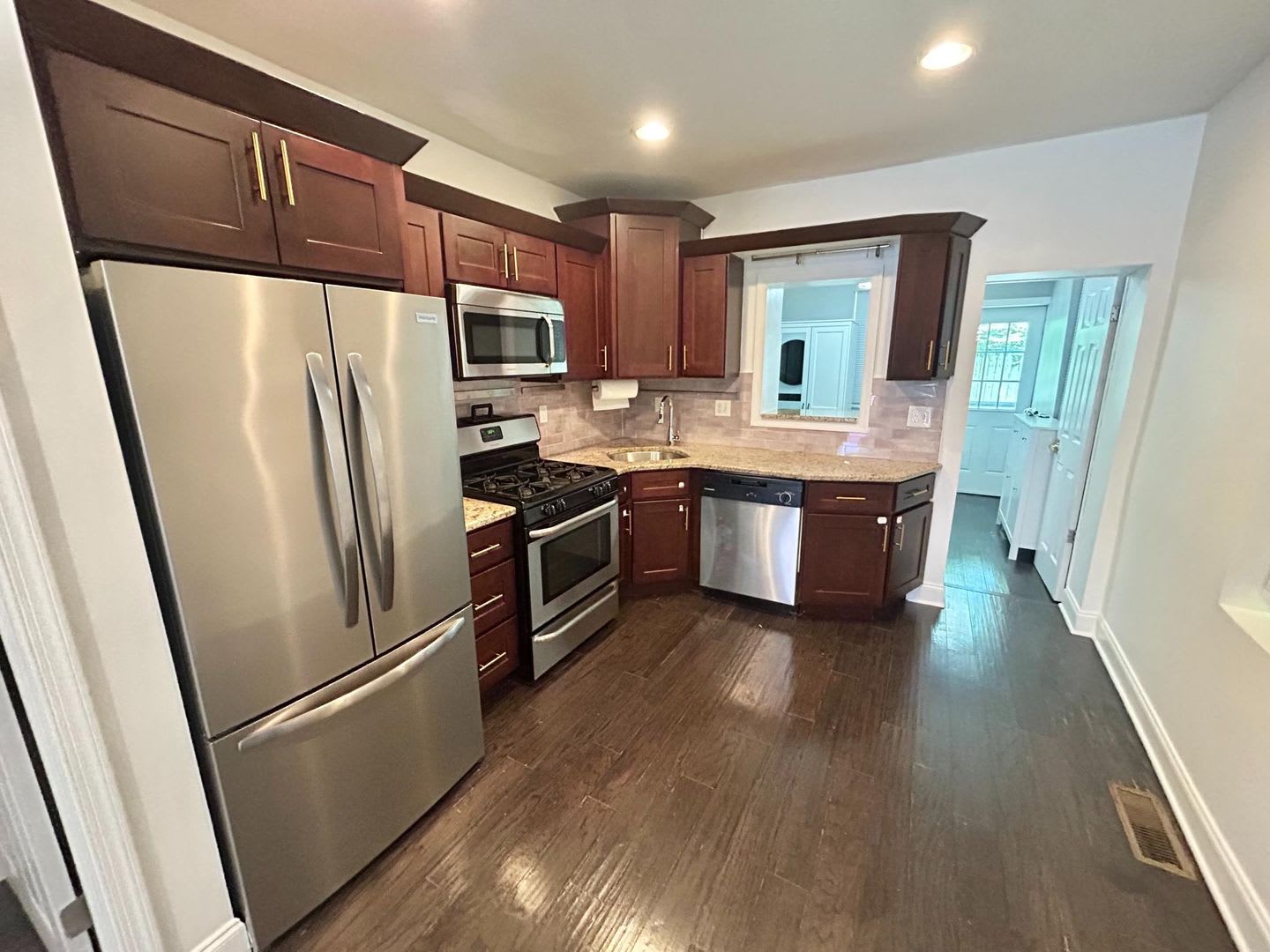 Spacious 3 Bedroom Home With Central Air In Unit Laundry And Patio – photo 2